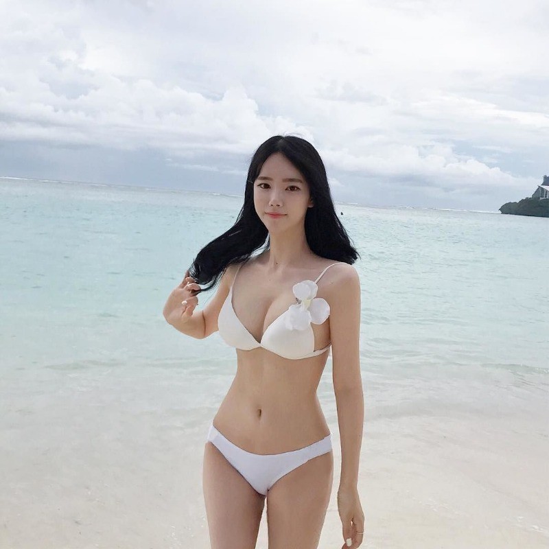 Chinese girls in bikinis pics