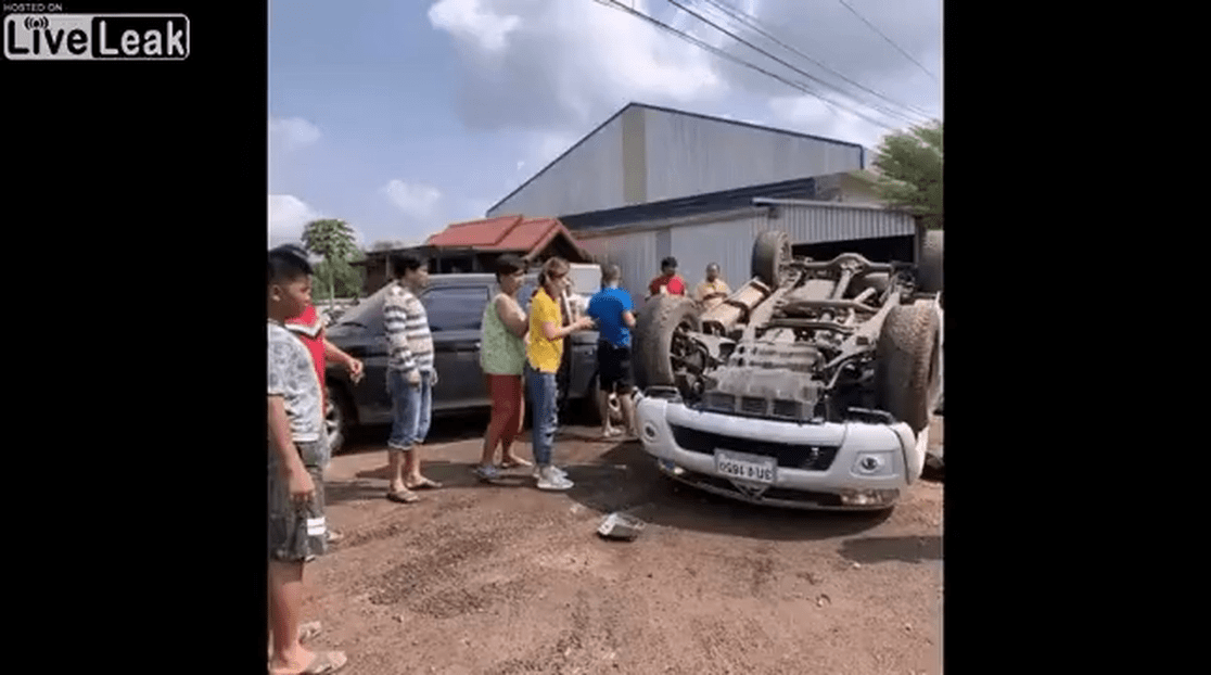 Truck loses control and rolls over causing a woman to be trapped.mp4_20190424_141933.985.png