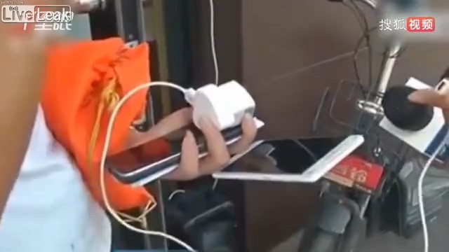 Teenager charging his phone was electrocuted to his death.mp4_20190820_195736.304.jpg
