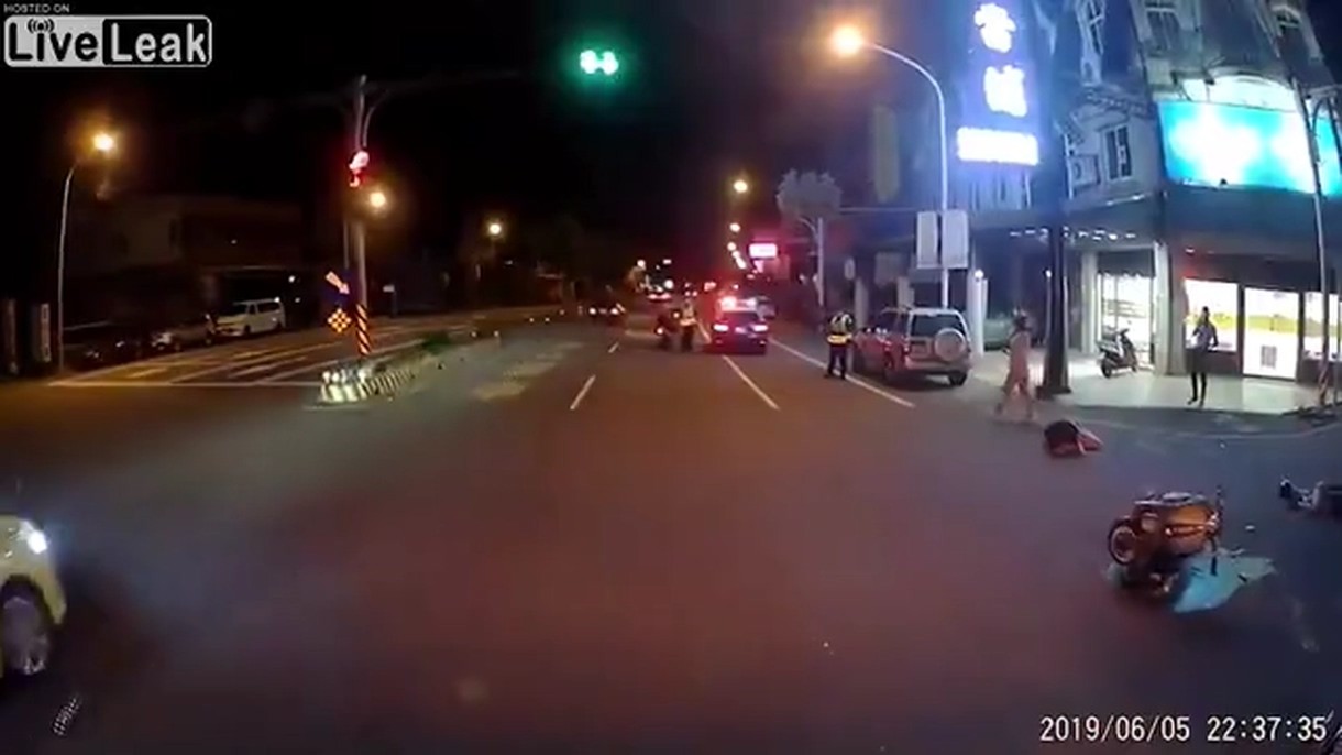 Car runs a red light and a motorcyclist crashes into it.mp4_20190609_104449.098.jpg