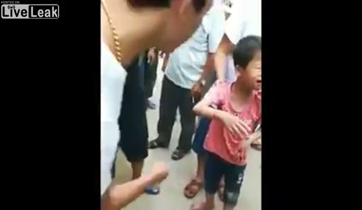 Kid survives when being hit by a large truck.mp4_20190610_130103.735.jpg
