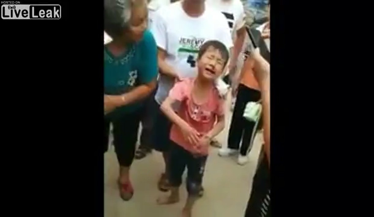Kid survives when being hit by a large truck.mp4_20190610_130108.063.jpg