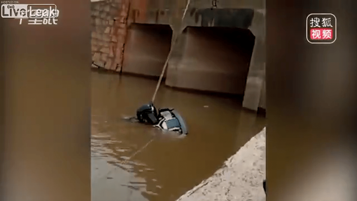 2 ladies are killed when the driver crashes into the river1.mp4_20190504_021136.879.png