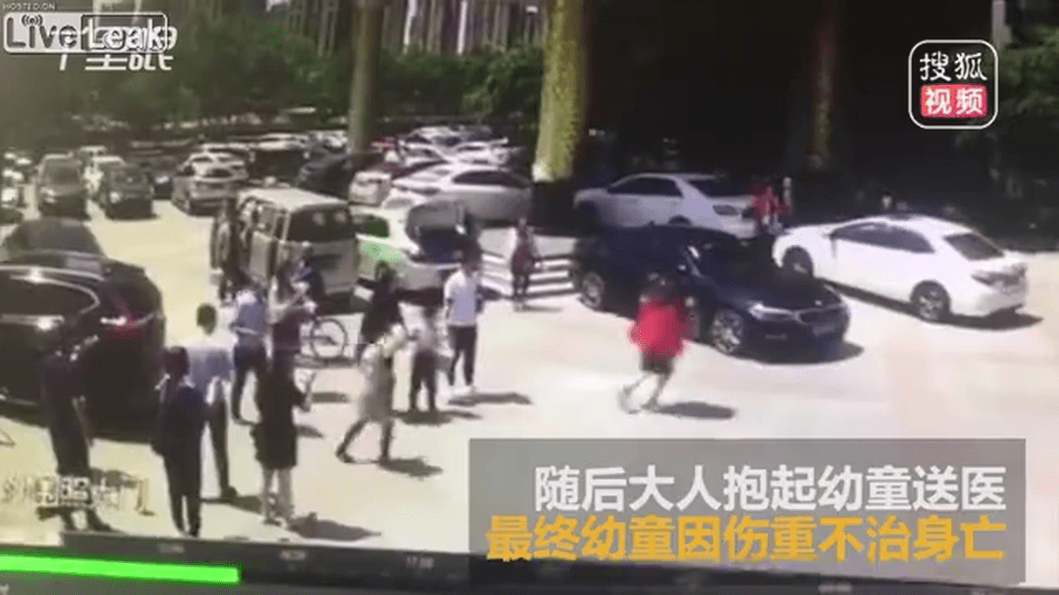 Child dies after careless dad waits for him and is run over by an SUV china.mp4_20190509_150738.817.png