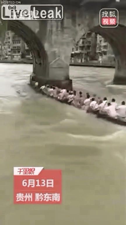 One person dies when a dragon boat gets sucked into a bridge support.mp4_20190615_202520.127.png
