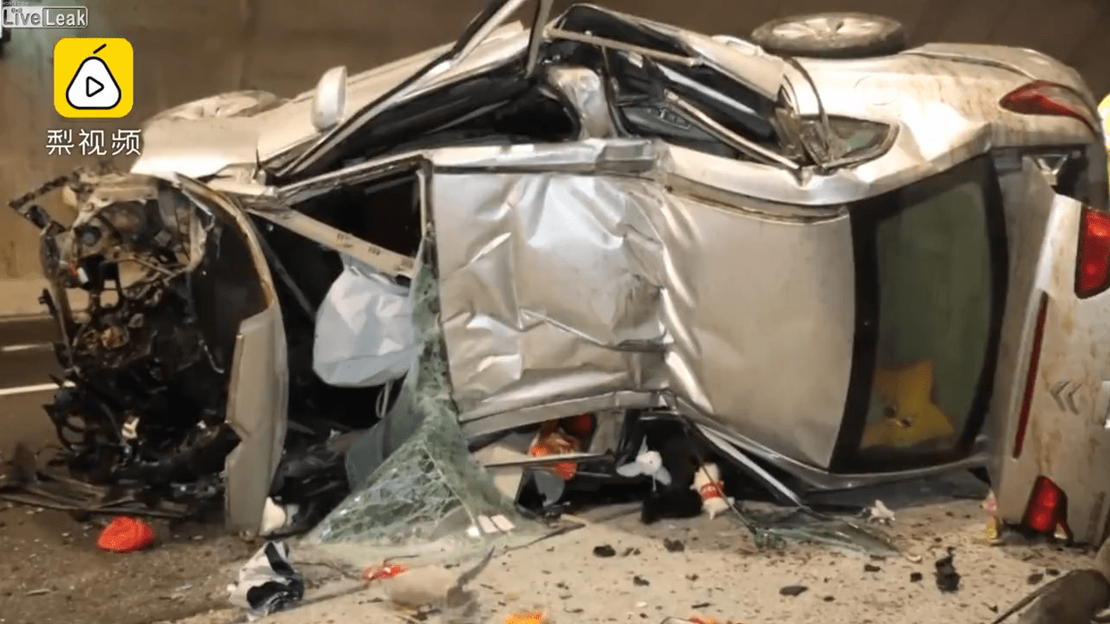 Woman killed when she crashes into a tunnels wall when she looked at her phone.mp4_20190421_150806.377.png