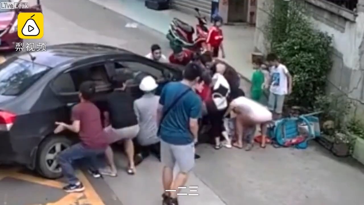 Old woman is run over by a small car.mp4_20190815_030148.304.jpg