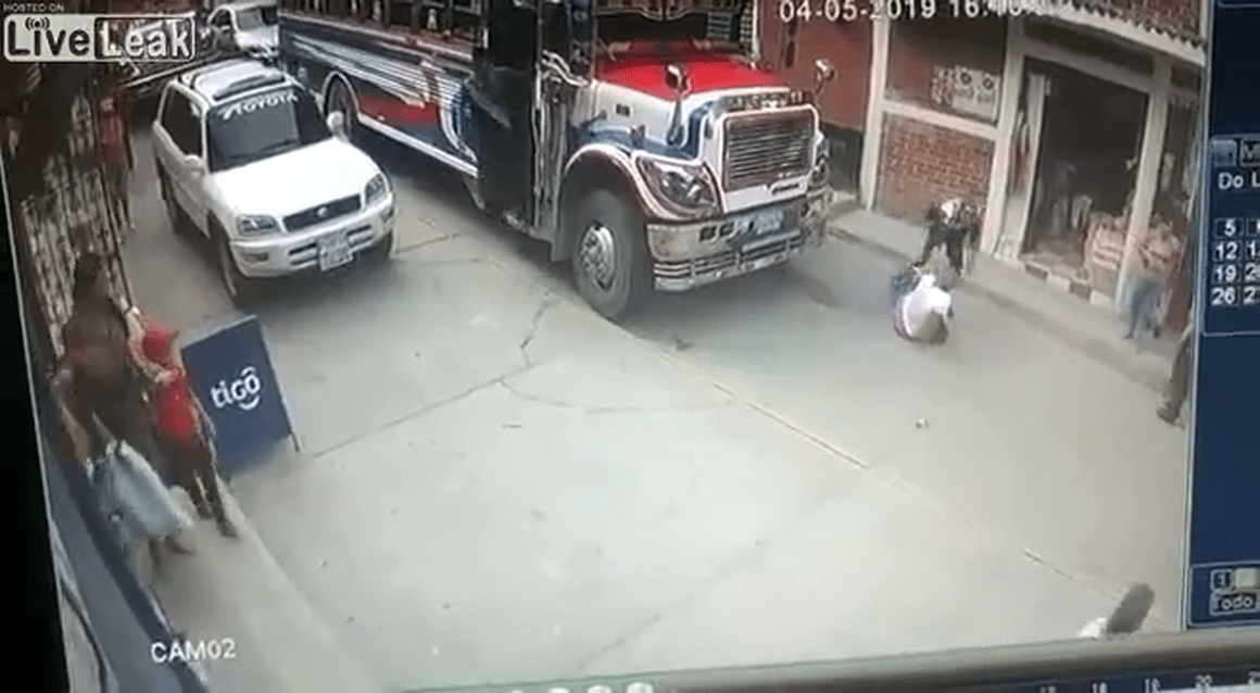 Old woman knocked down by a bus.mp4_20190508_112618.803.png