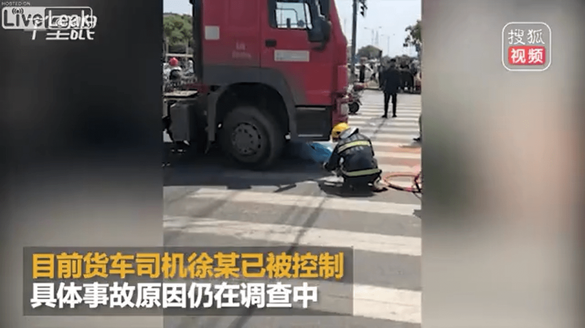 Scooterist in the trucks blind stop is run over and killed.mp4_20190510_202236.660.png