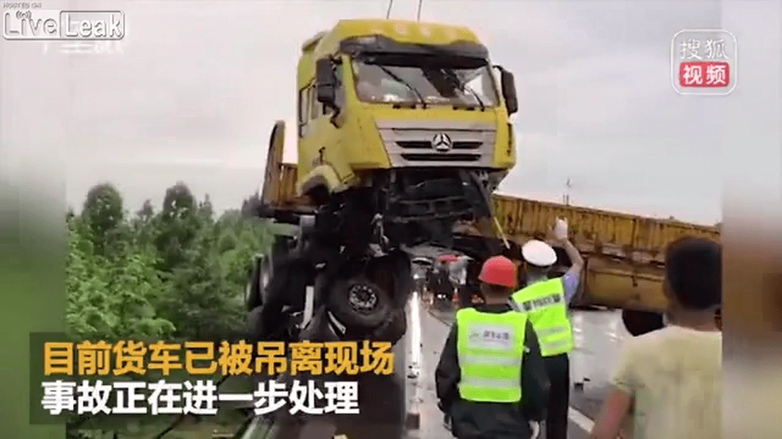 Truck hydroplanes and the cab falls over the bridge.mp4_20190618_153046.332.png