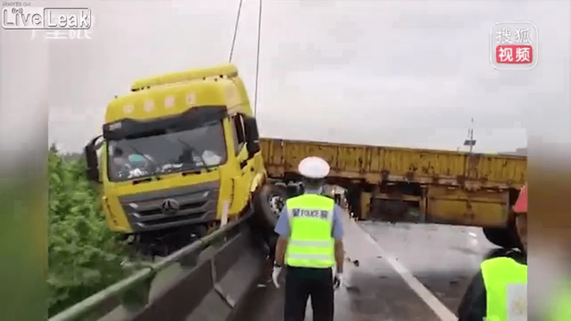 Truck hydroplanes and the cab falls over the bridge.mp4_20190618_153043.030.png