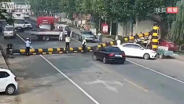Car almost crushed by a falling height limit bar.mp4_20190908_181938.460.jpg