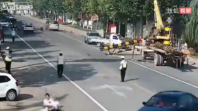 Car almost crushed by a falling height limit bar.mp4_20190908_181940.311.jpg