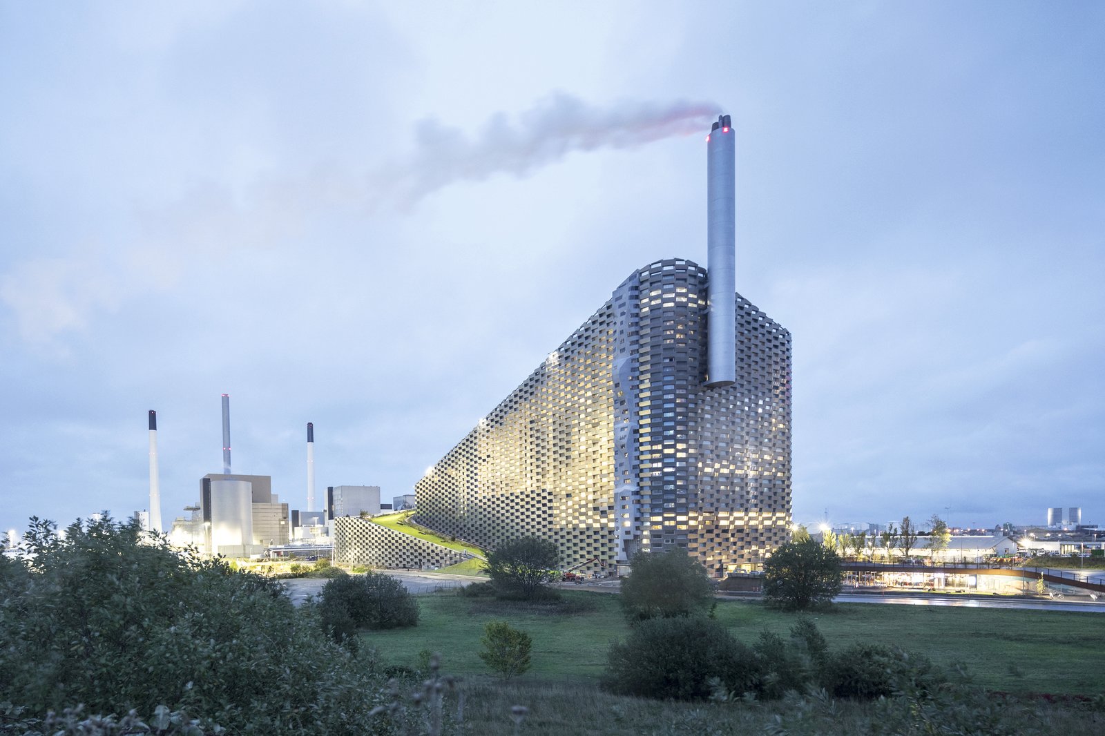 copenhill-uses-copenhagens-trash-to-produce-electricity-and-radiant-heating.jpg