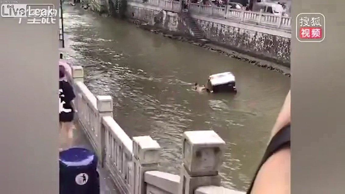 Female driver crashes into the river and rescued by the husband.mp4_20190519_194631.152.jpg