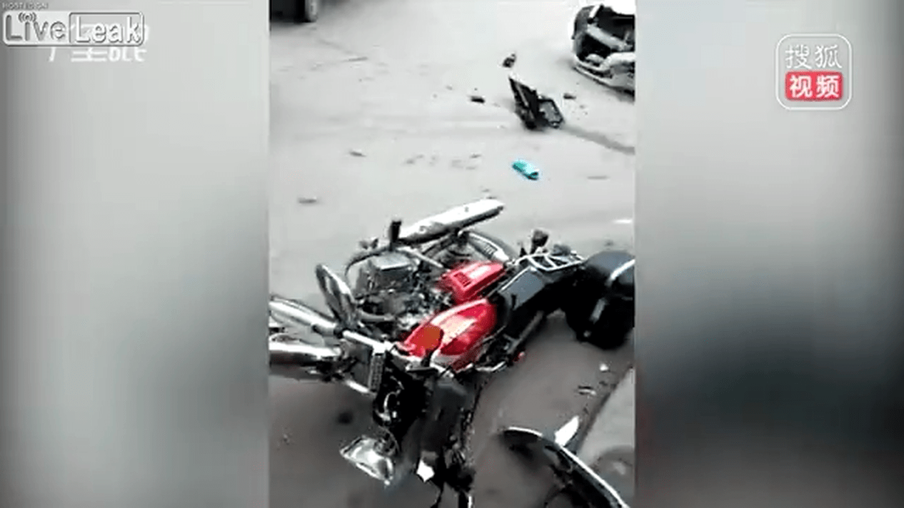 Two motorcyclist fly off after crashing into a car.mp4_20190417_131937.723.png