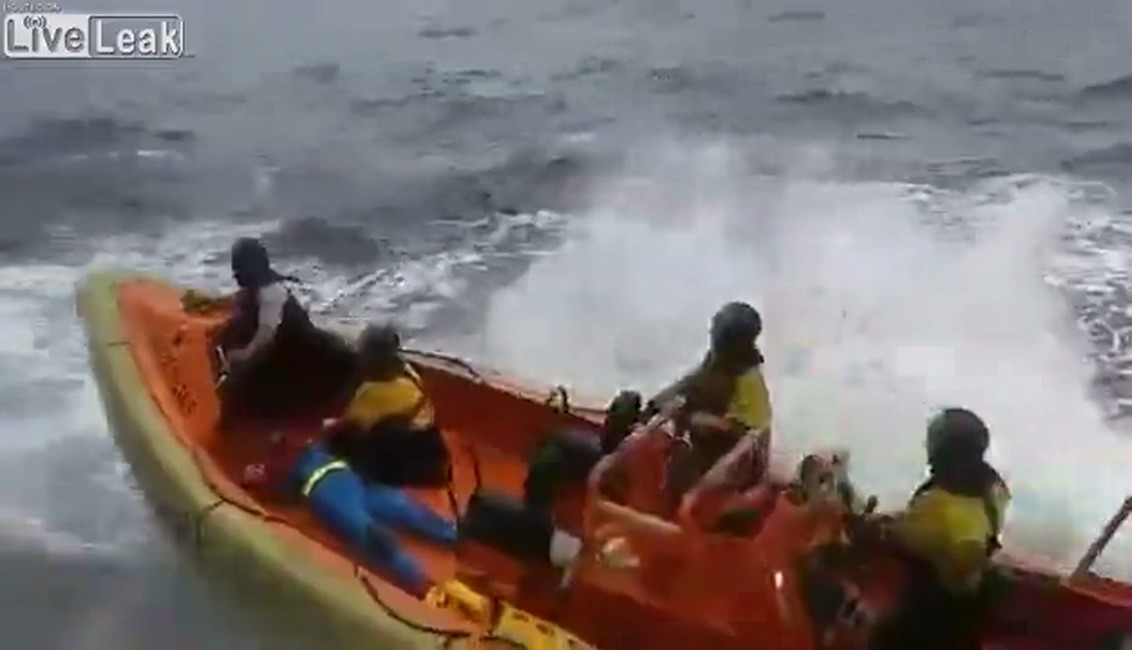 Speed boat capsizes when trying to lifted back onto the ship.mp4_20190519_194756.686.jpg
