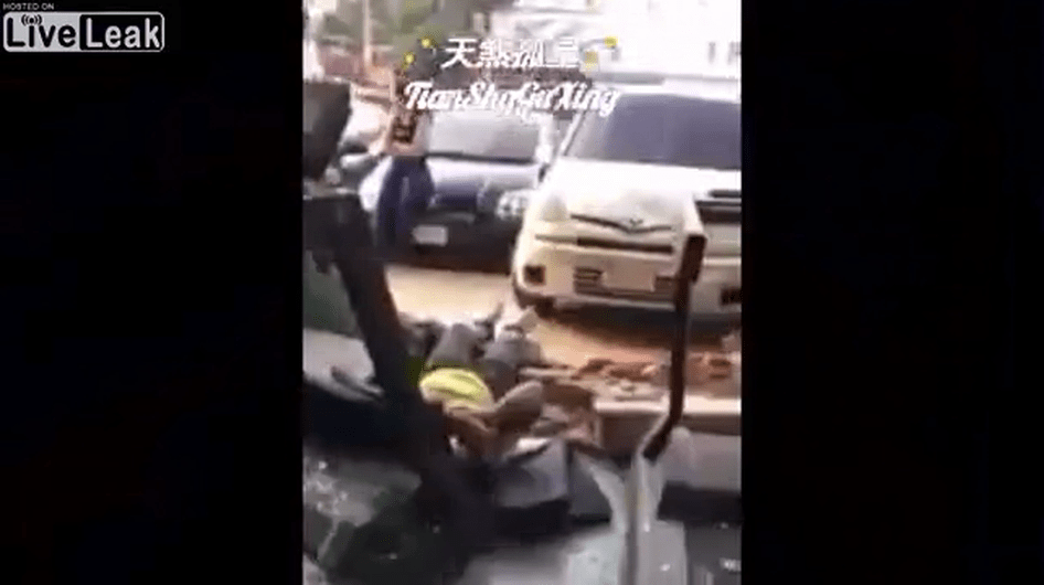 Man with a long pole is pushed into a gym.mp4_20190615_202830.014.png