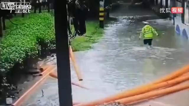 Woman walks into a construction zone gets buried to her head.mp4_20190820_194810.092.jpg
