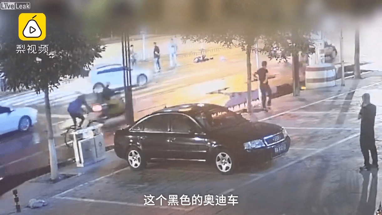 Driver leaves the scene after hitting a pedestrian.mp4_20190611_085603.588.png