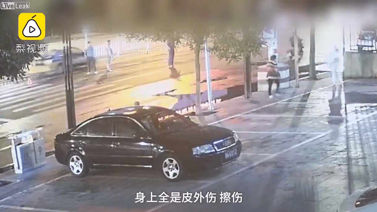 Driver leaves the scene after hitting a pedestrian.mp4_20190611_085620.996.png
