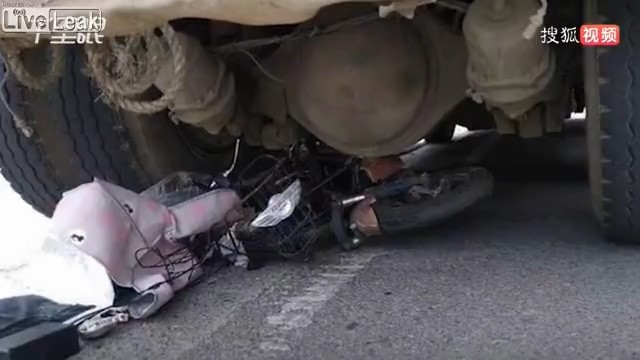 Scooterist escapes when run down by a dump truck.mp4_20190823_160609.237.jpg