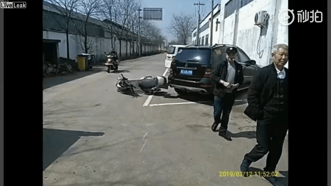 Scooterist clothesline himself with a forklift.mp4_20190314_114226.094.png