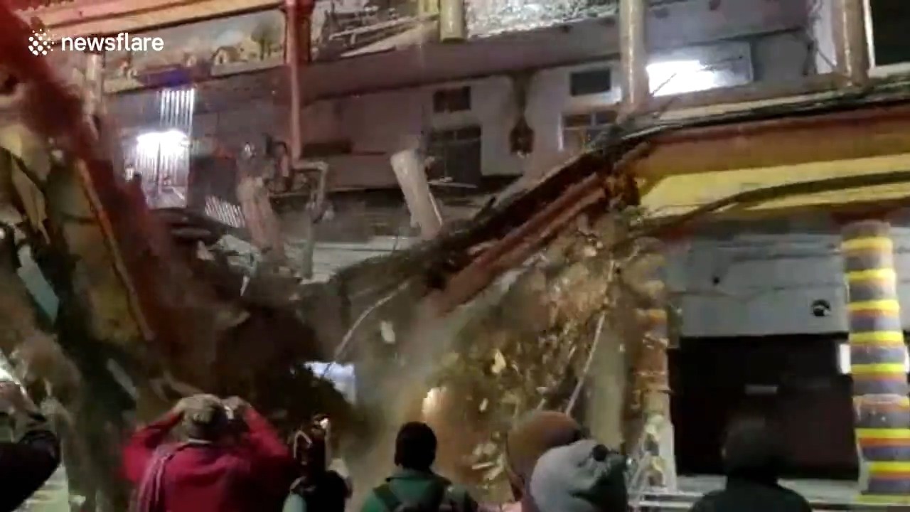 인도 기차역 건물 붕괴 사고