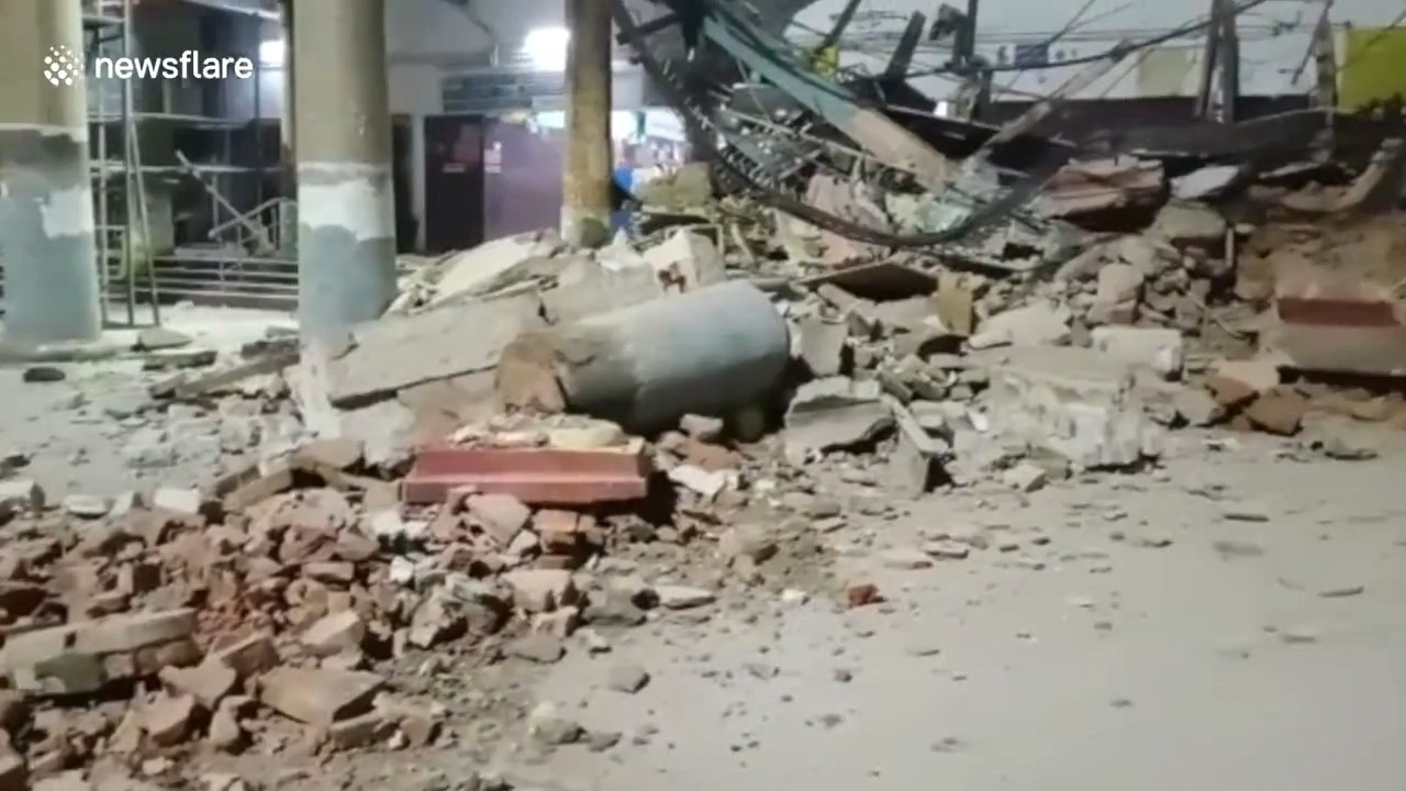 인도 기차역 건물 붕괴 사고