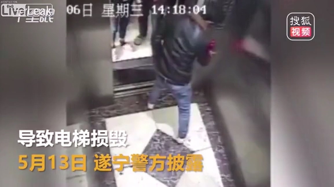 Man angry with his wife tears apart the elevator buttons.mp4_20190514_121227.544.jpg