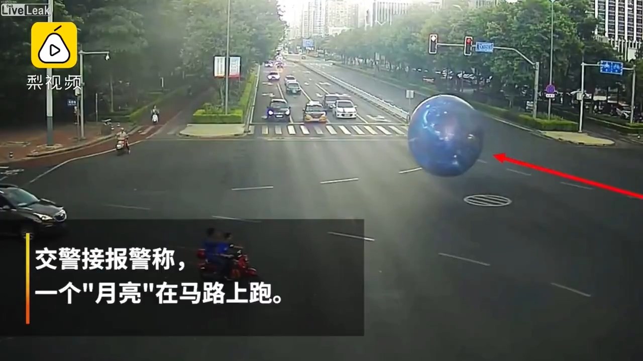 Giant balloon rolls into the street.mp4_20190913_211017.878.jpg