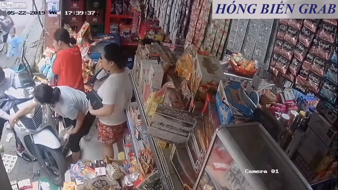 태국 Scooter lands on a small girl after she accelerates it.mp4_20190523_151117.609.jpg