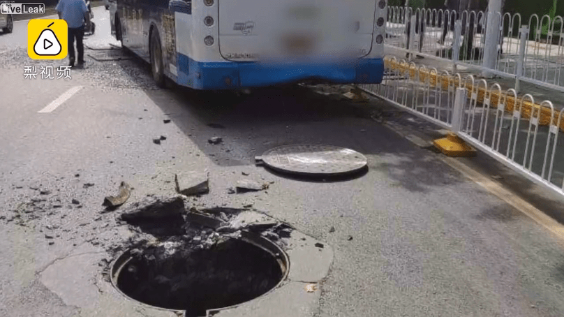 Air pressure under a sewer hits a bus causes all the windows to shatter.mp4_20190615_201036.327.png