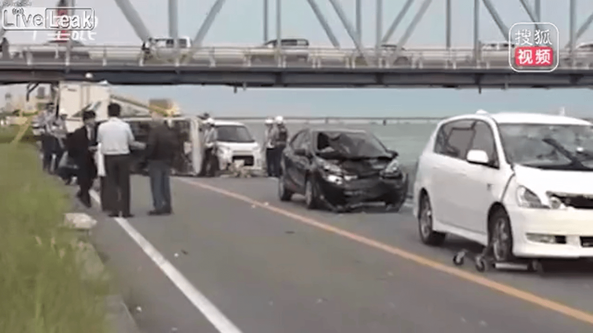 Oversized truck causes the height limit bar to crash into a vehicle japan.mp4_20190613_111148.225.png