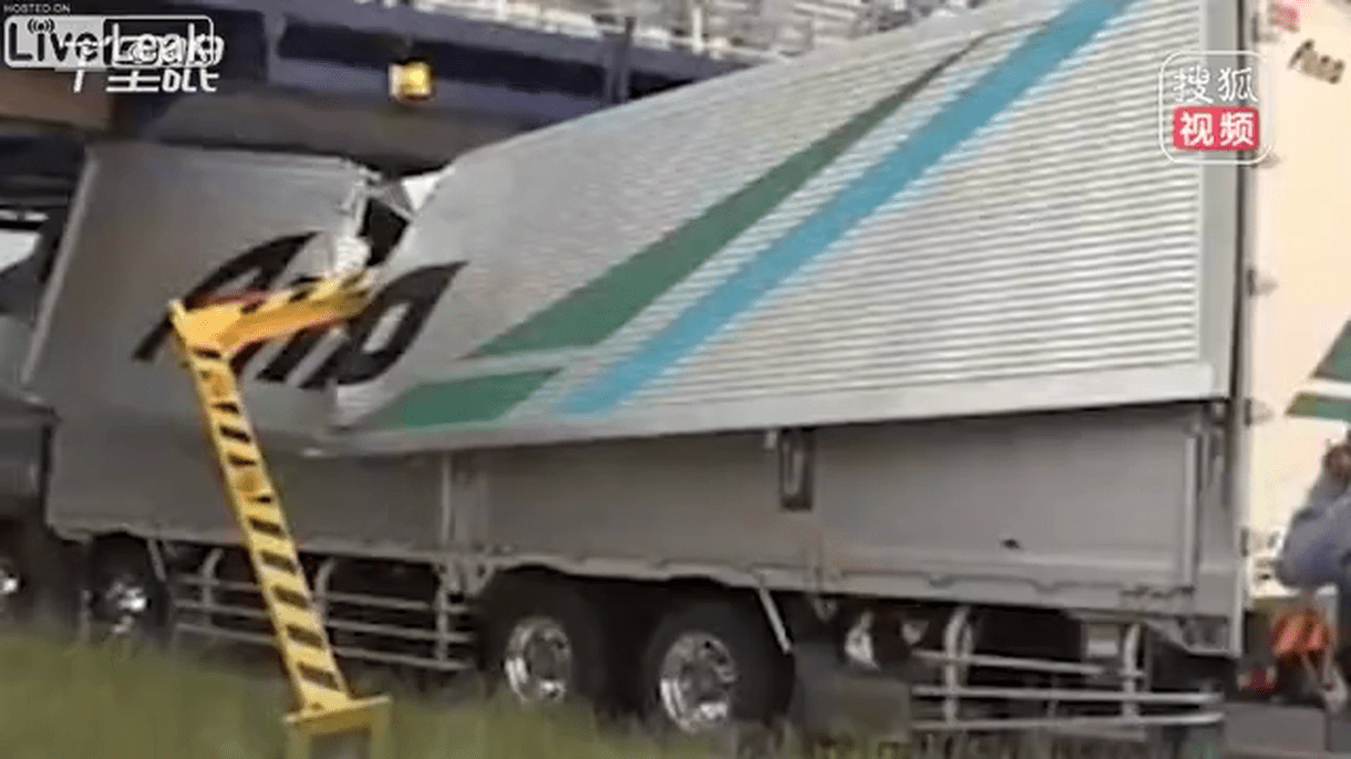 Oversized truck causes the height limit bar to crash into a vehicle japan.mp4_20190613_111151.833.png