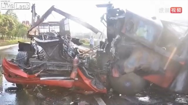 Truck burst into flame when rear-ending another truck.mp4_20190816_155240.797.jpg