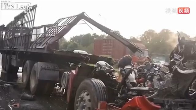 Truck burst into flame when rear-ending another truck.mp4_20190816_155237.812.jpg