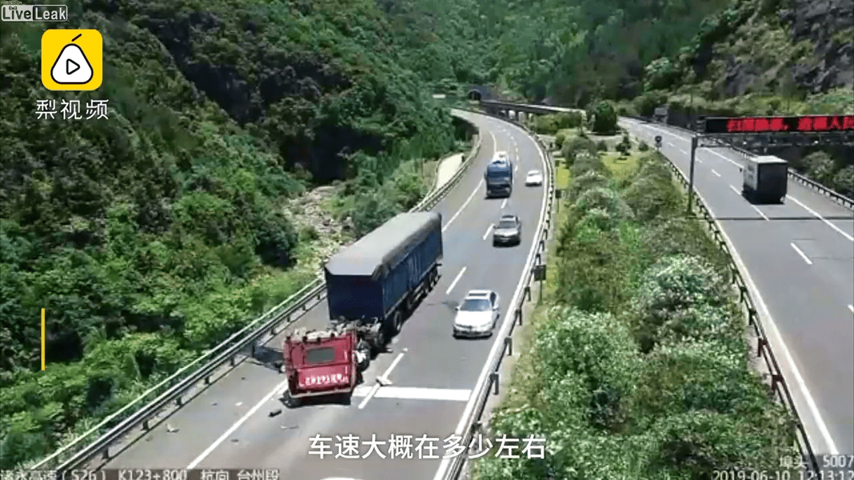 Truck cab is decapitated when rear-ending a trailer.mp4_20190612_134431.453.png