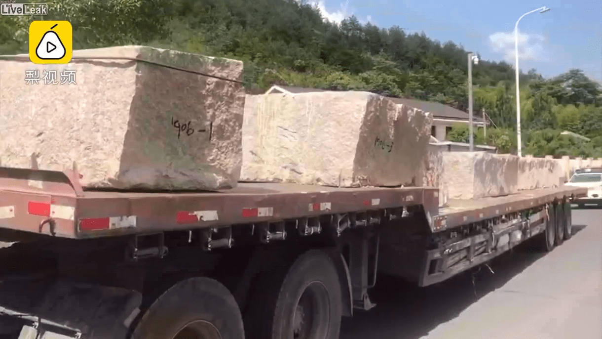 Truck cab is decapitated when rear-ending a trailer.mp4_20190612_134438.149.png