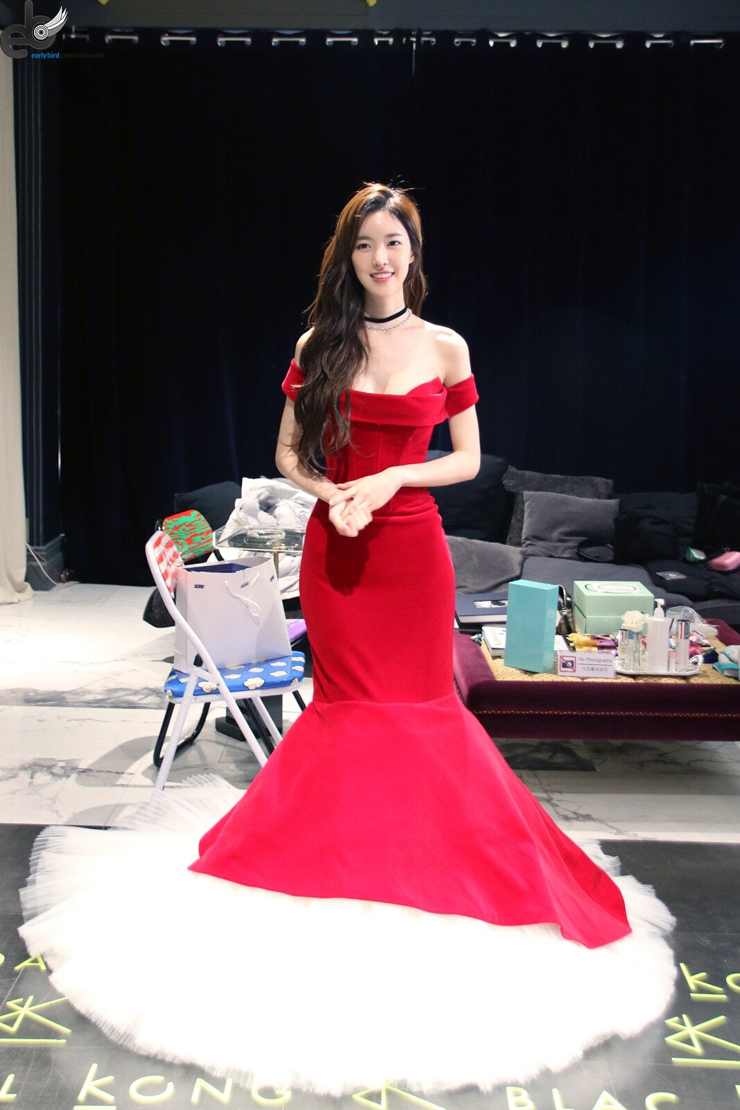 진세연 빨간 오프숄더 드레스