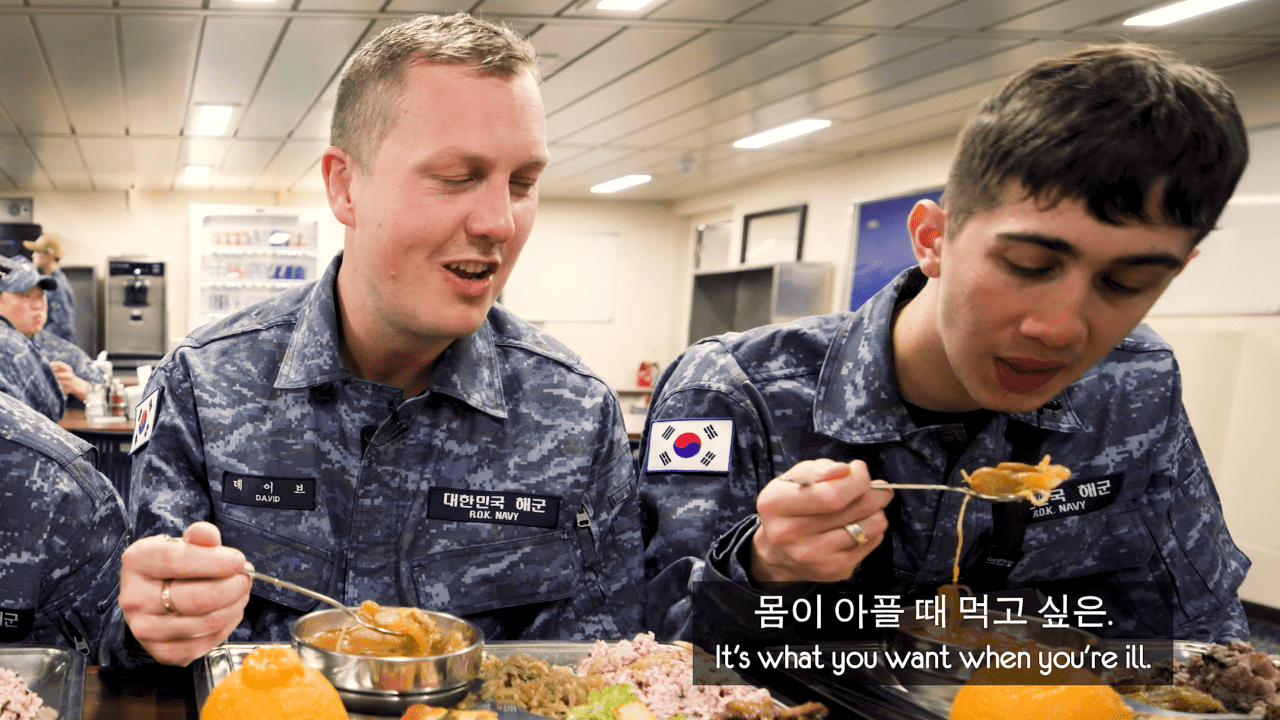 군대 밥이 이렇다고_! 대형수송함 마라도함 짬밥 먹고 반한 영국 대학생들!! 8-56 screenshot.png 영국남자 채널에 나온 해군 점심메뉴