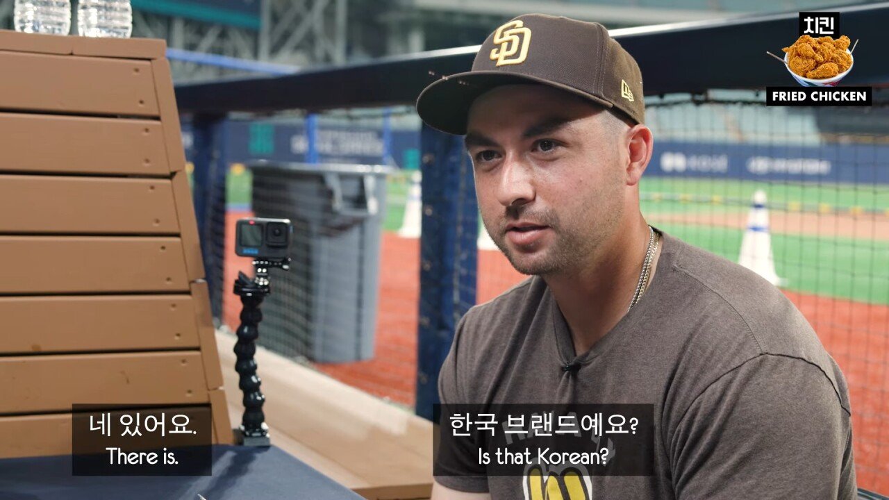 한국 야구장 음식을 처음 먹어본 미국 MLB 야구 선수들의 반응은_!_ 9-37 screenshot.jpg 비비큐 치킨의 약자를 알고 있는 미국인