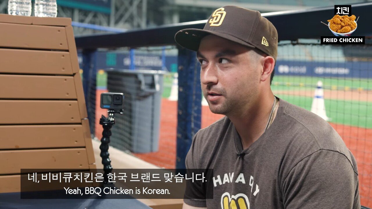 한국 야구장 음식을 처음 먹어본 미국 MLB 야구 선수들의 반응은_!_ 9-38 screenshot.jpg 비비큐 치킨의 약자를 알고 있는 미국인