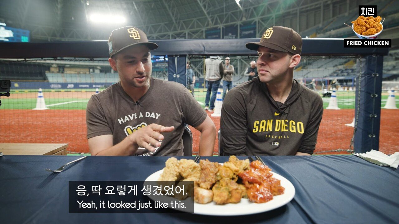한국 야구장 음식을 처음 먹어본 미국 MLB 야구 선수들의 반응은_!_ 9-44 screenshot.jpg 비비큐 치킨의 약자를 알고 있는 미국인